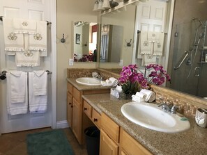 Ensemble douche/baignoire, baignoire à jets, sèche-cheveux