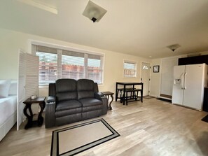 TV connectée, livres, médiathèque