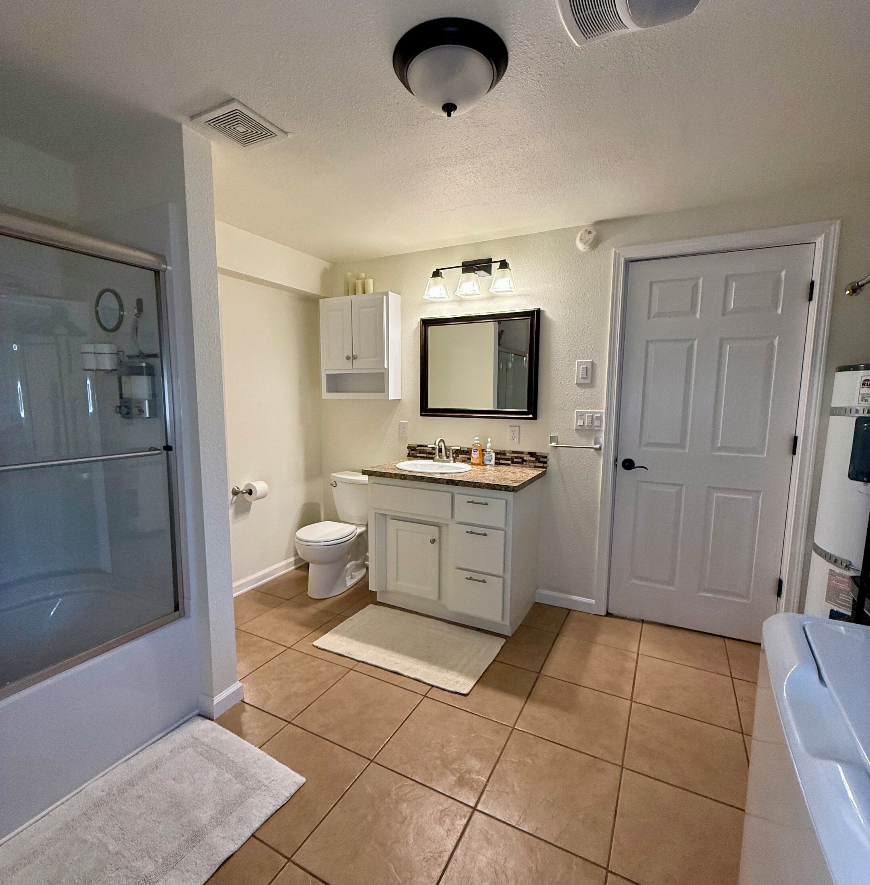 Kombination af bruser/badekar, hårtørrer, håndklæder, Sæbe