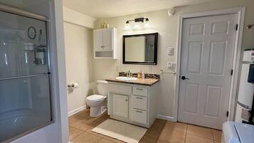 Kombination af bruser/badekar, hårtørrer, håndklæder, Sæbe