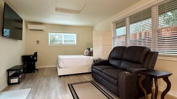 Una scrivania, ferro/asse da stiro, Wi-Fi gratuito, lenzuola