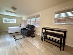 Escritorio, tabla de planchar con plancha, wifi gratis y ropa de cama