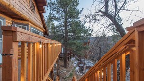 A wooden staircase leading to a cabin with a view of a snowy landscape and trees. - Private tree top cabin, Mountain Views, 5 min to slopes, Walk to zoo & food (Big Bear)