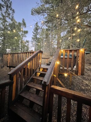 Property grounds - Private tree top cabin, Mountain Views, 5 min to slopes, Walk to zoo & food (Big Bear)