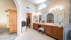 Combined shower/tub - Ready for the Cactus League spring training. Close Cubs field and Oakland A's (Mesa)