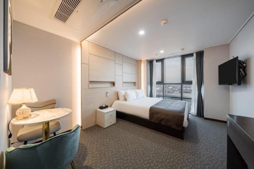 Soundproofing, free WiFi, bed sheets