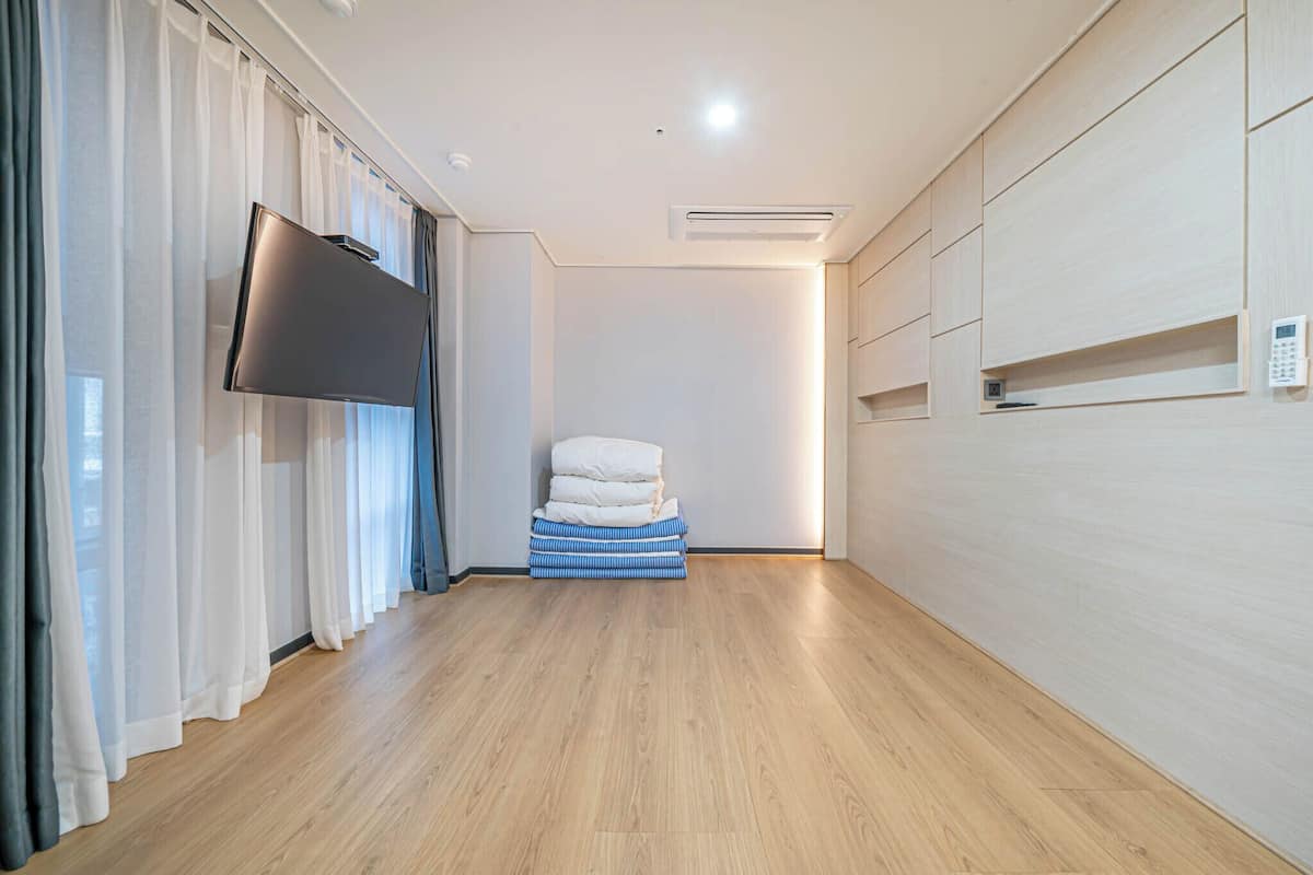 Soundproofing, free WiFi, bed sheets