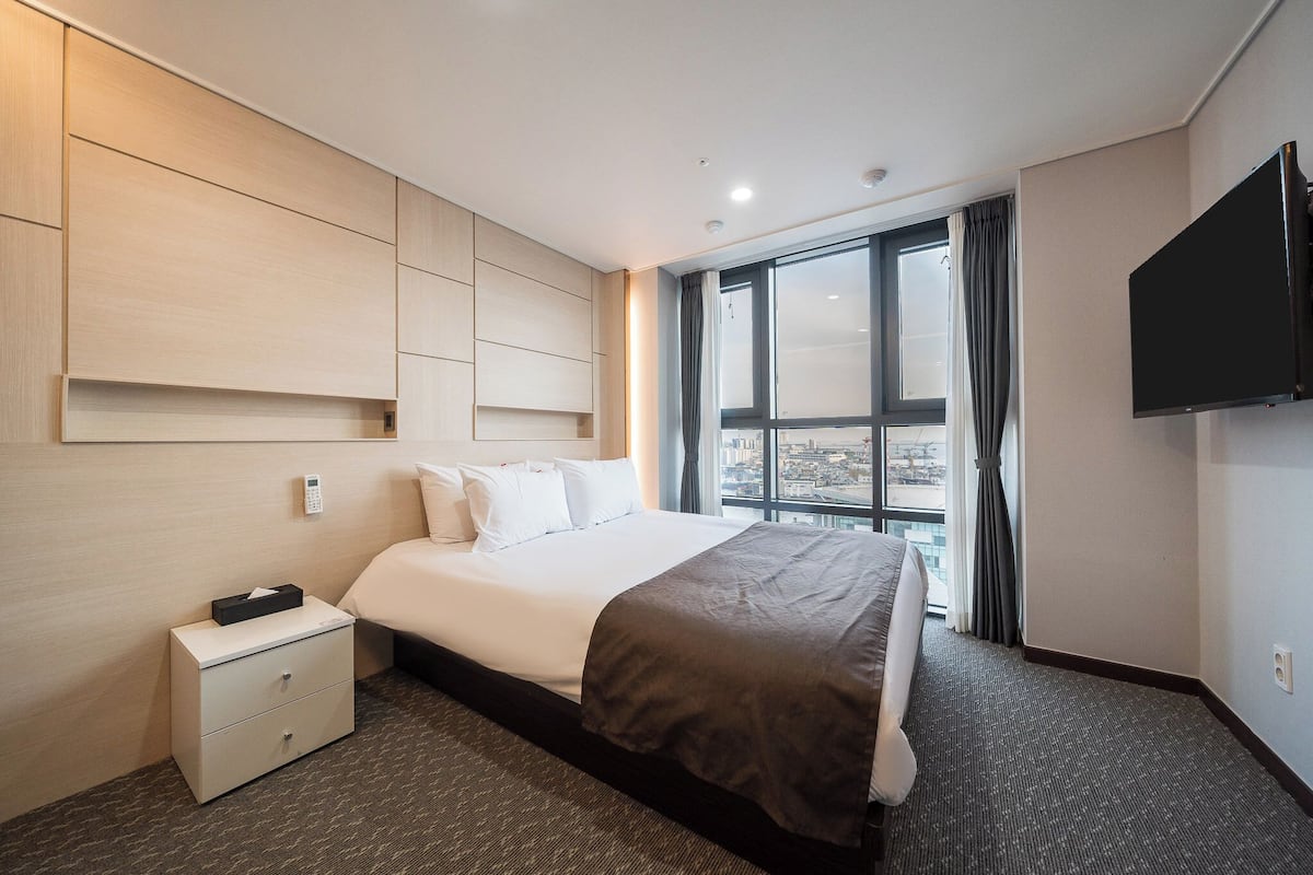 Soundproofing, free WiFi, bed sheets