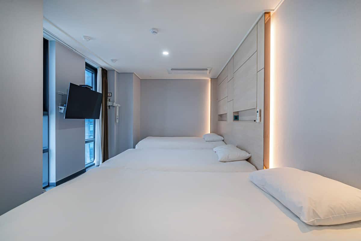 Soundproofing, free WiFi, bed sheets