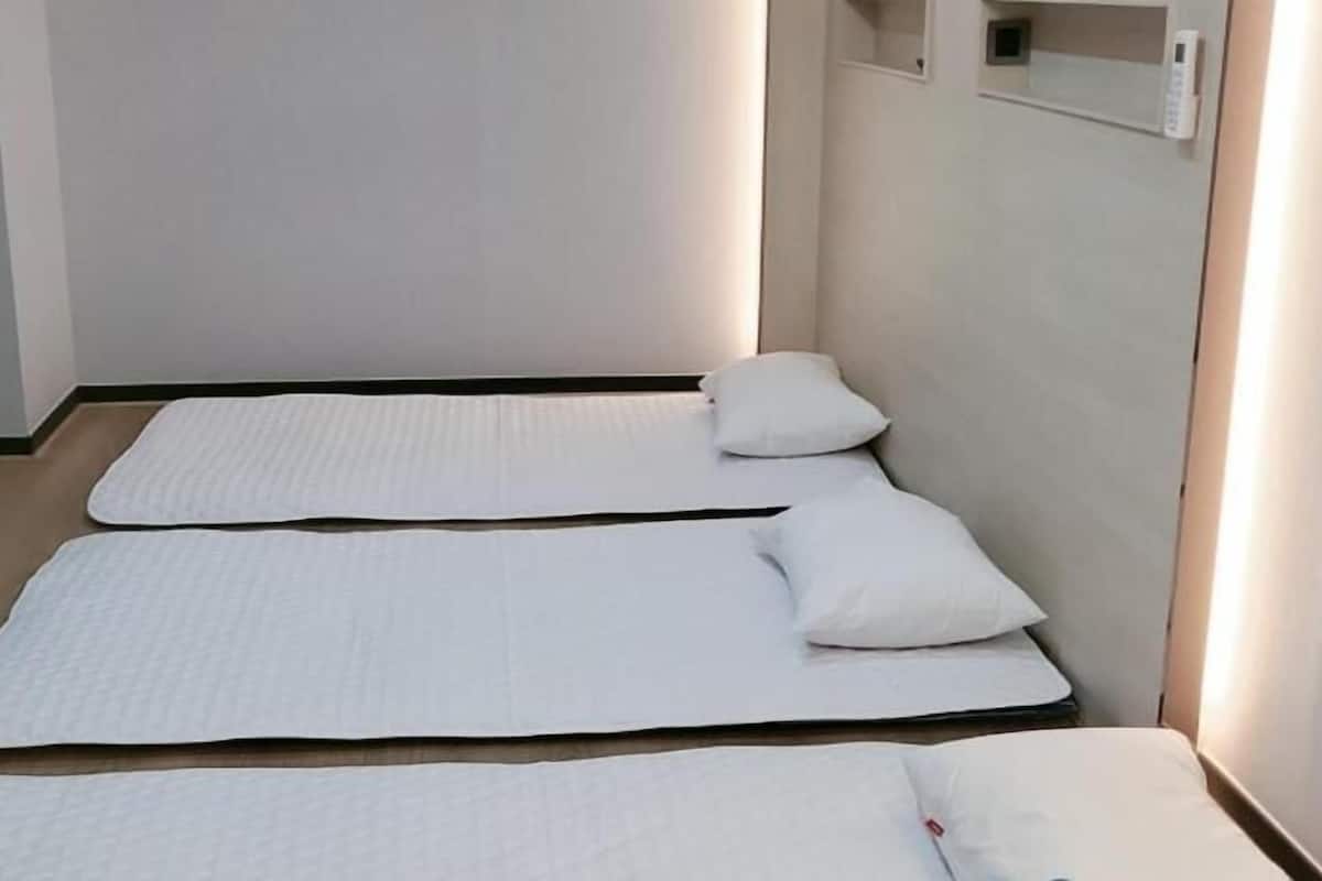 تجهيزات عازلة للصوت وواي فاي مجانًا وملاءات أسرّة