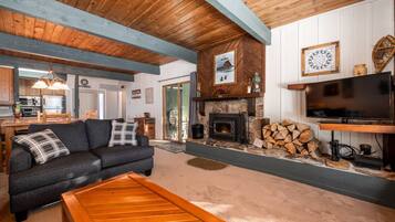 Een smart-tv, een open haard, een dvd-speler en boeken