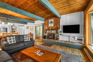Smart-TV, Kamin, DVD-Player, Bücher