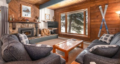 Walk 240 yds to Resort+Steps to Hot Tub/Free Town/Ski Bus-Wood Stove/Cabin Like Setting-Covered Deck
