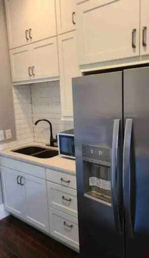 Frigorífico, microondas, horno y placa de cocina