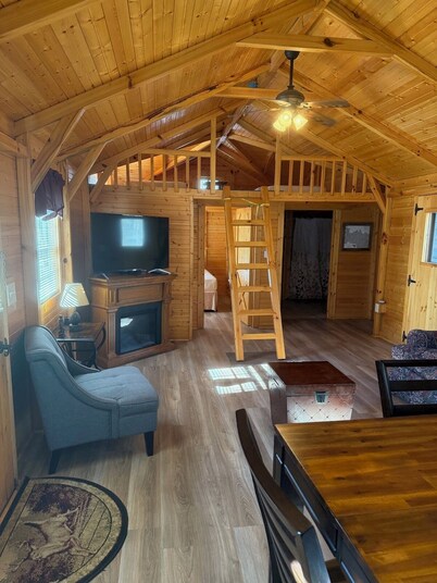 Spacious 740 sq ft Cabin w/ Deck, Fire Pit & Disc Golf — Mins from Mammoth Cave