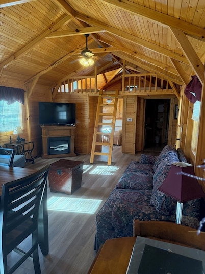Spacious 740 sq ft Cabin w/ Deck, Fire Pit & Disc Golf — Mins from Mammoth Cave