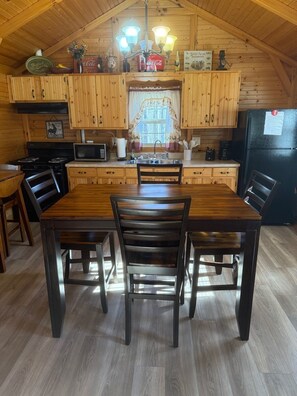 Dining - Spacious 740 sq ft Cabin w/ Deck, Fire Pit & Disc Golf — Mins from Mammoth Cave (Mammoth Cave)
