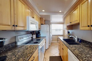 Refrigerador, microondas, lavavajillas y cafetera y tetera 