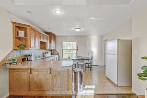 Private kitchen - Quiet 3 bedroom 2 bathroom minutes away from the freeway (Mission)