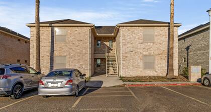 Quiet 3 bedroom 2 bathroom minutes away from the freeway