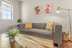 Living area - Quiet 3 bedroom 2 bathroom minutes away from the freeway (Mission)