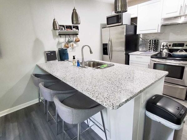 Fridge, microwave, oven, stovetop - Cottage by the Line (Atlanta)