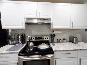 冰箱、微波炉、烤箱、炉灶