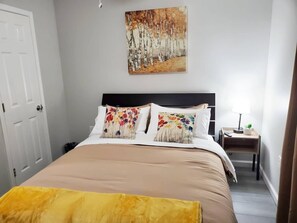 2 bedrooms, iron/ironing board, free WiFi, bed sheets - Cottage by the Line (Atlanta)