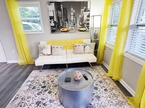 Smart TV, fireplace - Cottage by the Line (Atlanta)