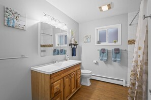 Combined shower/bathtub, hair dryer, towels, soap - Spacious & comfy 2BR apartment on ground level, near airport & shopping (Anchorage)