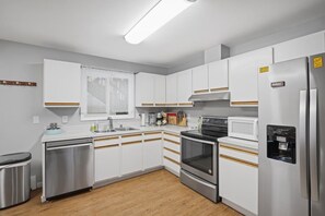 Fridge, microwave, oven, stovetop - Spacious & comfy 2BR apartment on ground level, near airport & shopping (Anchorage)