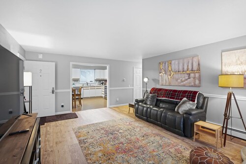 Spacious & comfy 2BR apartment on ground level, near airport & shopping
