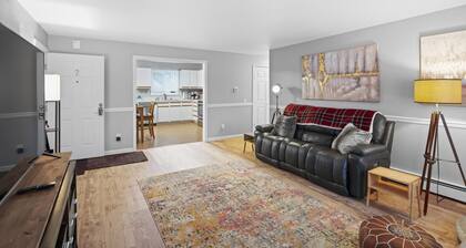Spacious & comfy 2BR apartment on ground level, near airport & shopping