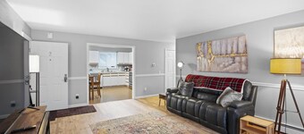 Spacious & comfy 2BR apartment on ground level, near airport & shopping