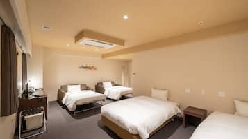 Quarto família, para não fumantes | Roupas de cama premium, edredons de pluma, escrivaninha