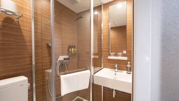 Standard-Dreibettzimmer, Nichtraucher (No daily cleaning) | Badezimmer | Dusche, kostenlose Toilettenartikel, Haartrockner, Hausschuhe
