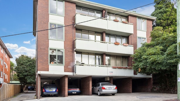 Een meerlaags woongebouw met een parkeergarage.