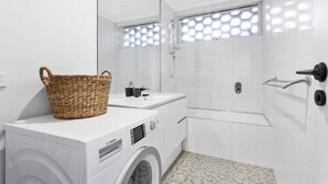 Combined shower/bathtub, hair dryer - Hakuna Stylish South Yarra Apartment (South Yarra)