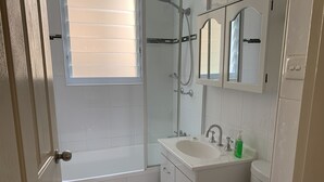 Ein Badezimmer mit Badewanne, Waschbecken, Toilette und Dusche.