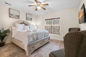 4 bedrooms, iron/ironing board, travel cot, WiFi - Cozy 4B/2.5B University Home King Beds Jacuzzi (Charlotte)