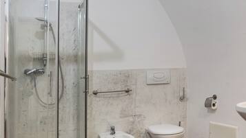 Douche, sĂšche-cheveux, bidet, serviettes fournies