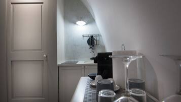 Réfrigérateur, micro-ondes, plaque de cuisson, cafetiÚre/bouilloire