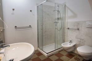 Chuveiro, secador de cabelo, bidê, toalhas de banho