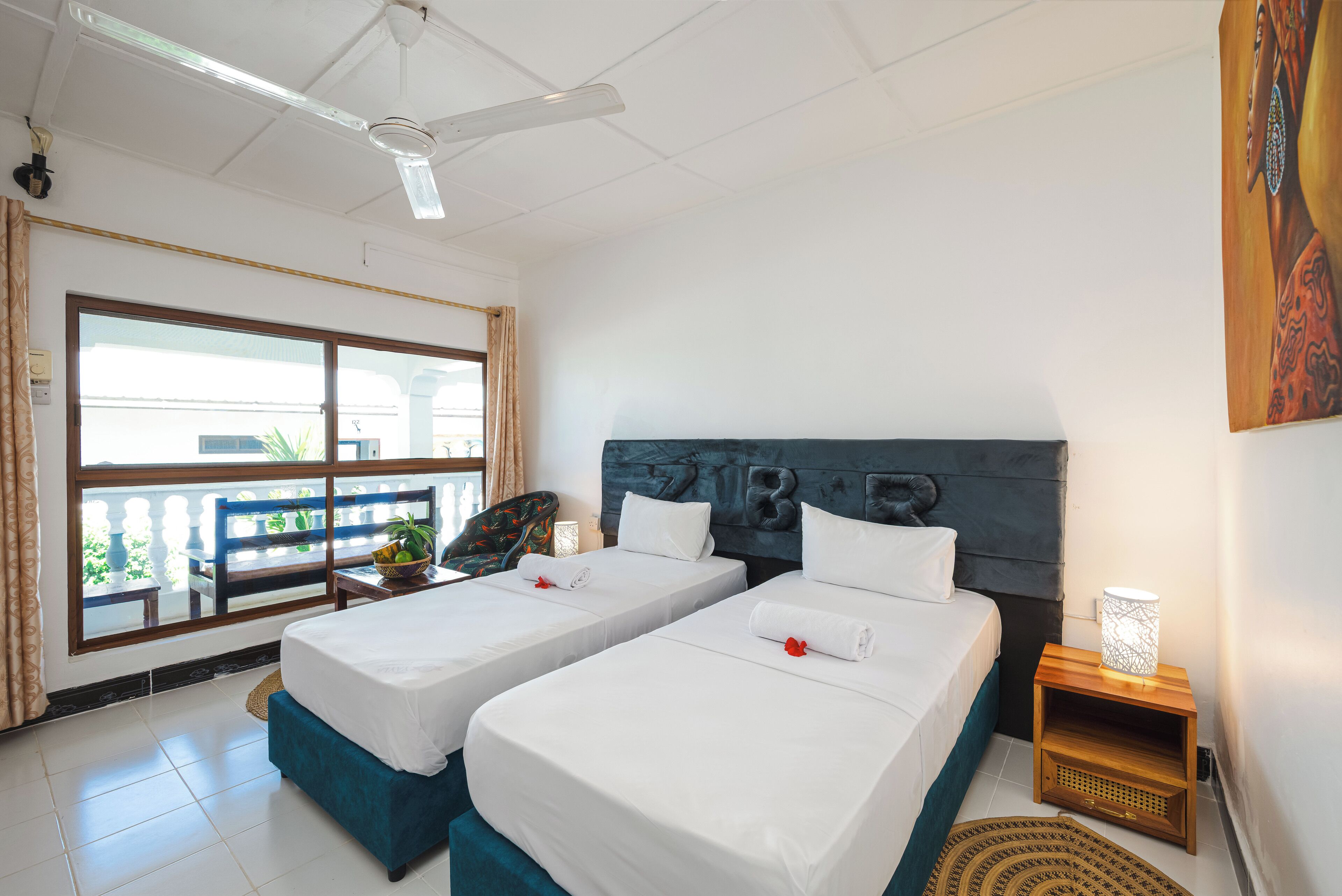 Twin/Double Room | Minibaari, tallelokero huoneessa, työpöytä, silitysrauta/-lauta