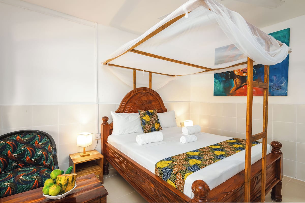 Standard Double Room | Minibaari, tallelokero huoneessa, työpöytä, silitysrauta/-lauta