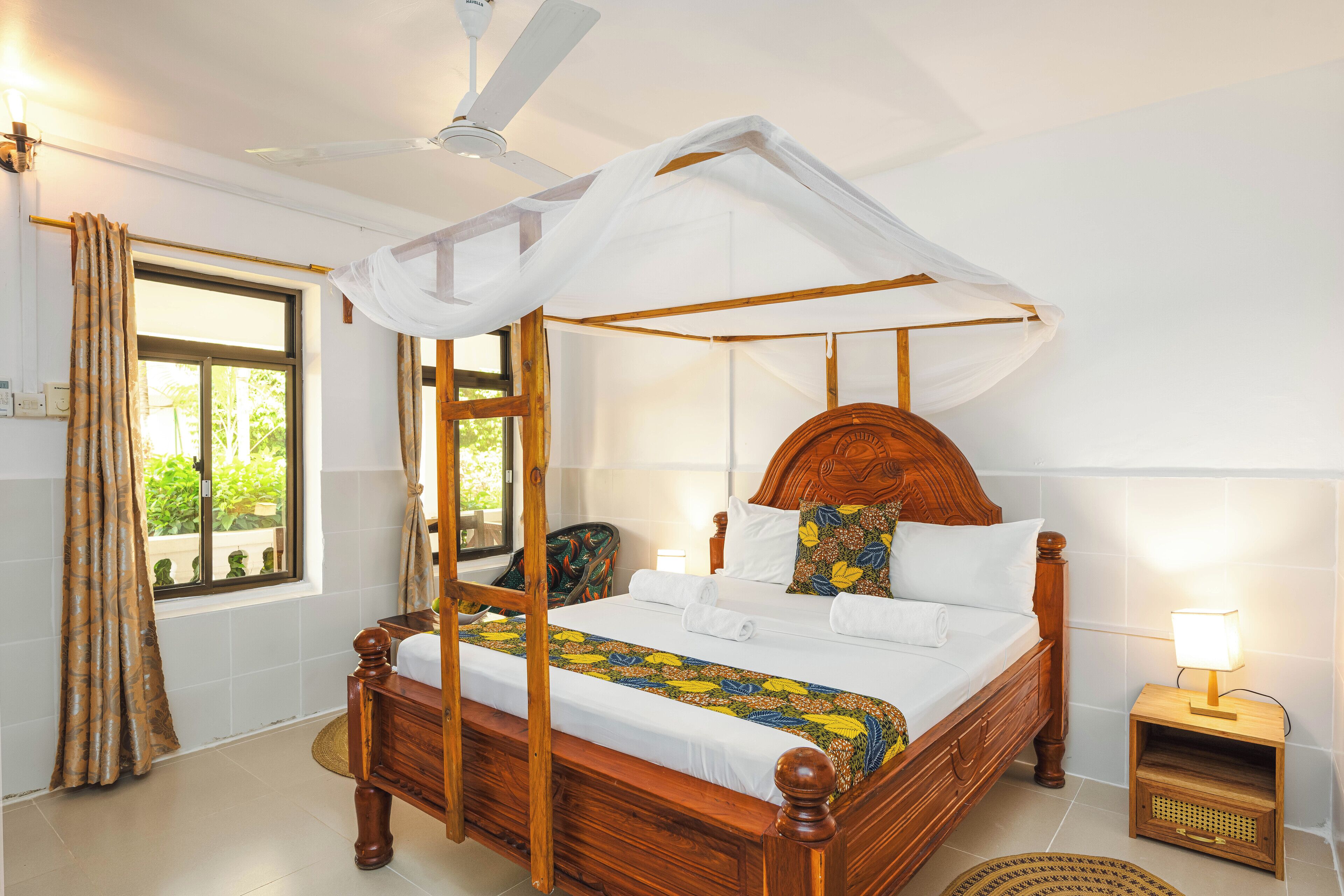 Minibar, coffres-forts dans les chambres, bureau