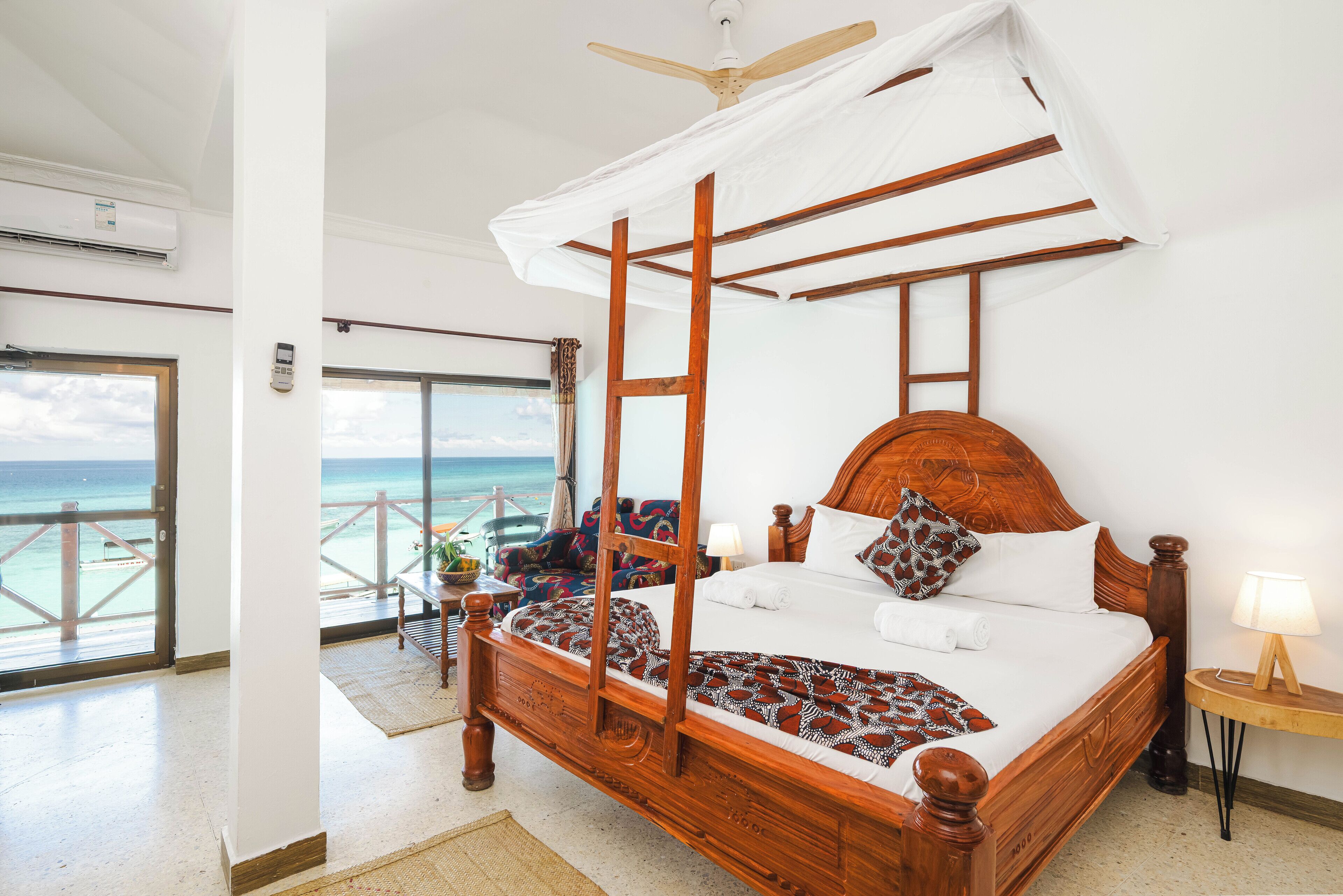 Chambre Junior, balcon, vue océan | Minibar, coffres-forts dans les chambres, bureau