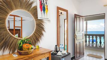 Deluxe-huone, valtamerinäköala | Minibaari, tallelokero huoneessa, työpöytä, silitysrauta/-lauta