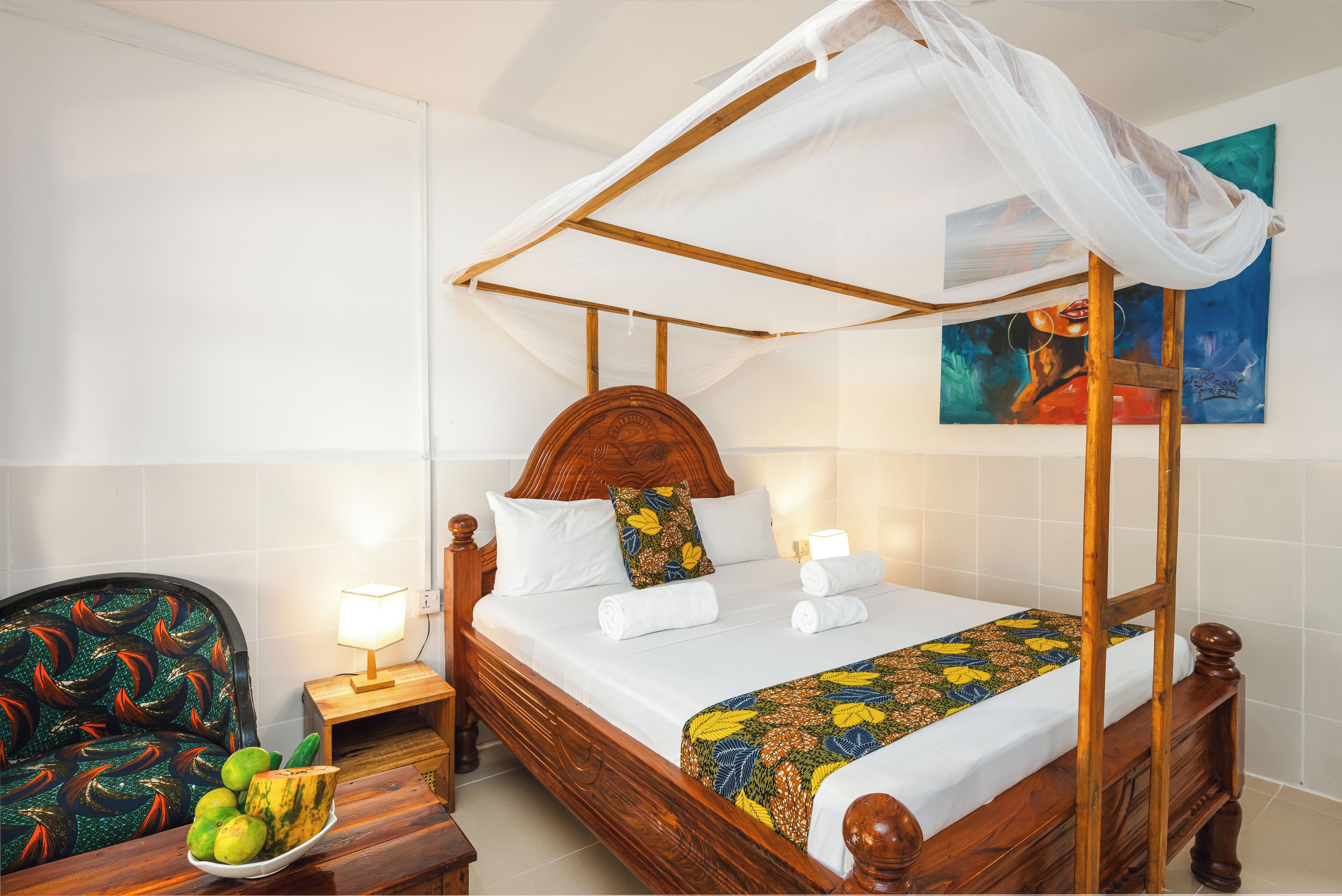 Minibar, coffres-forts dans les chambres, bureau