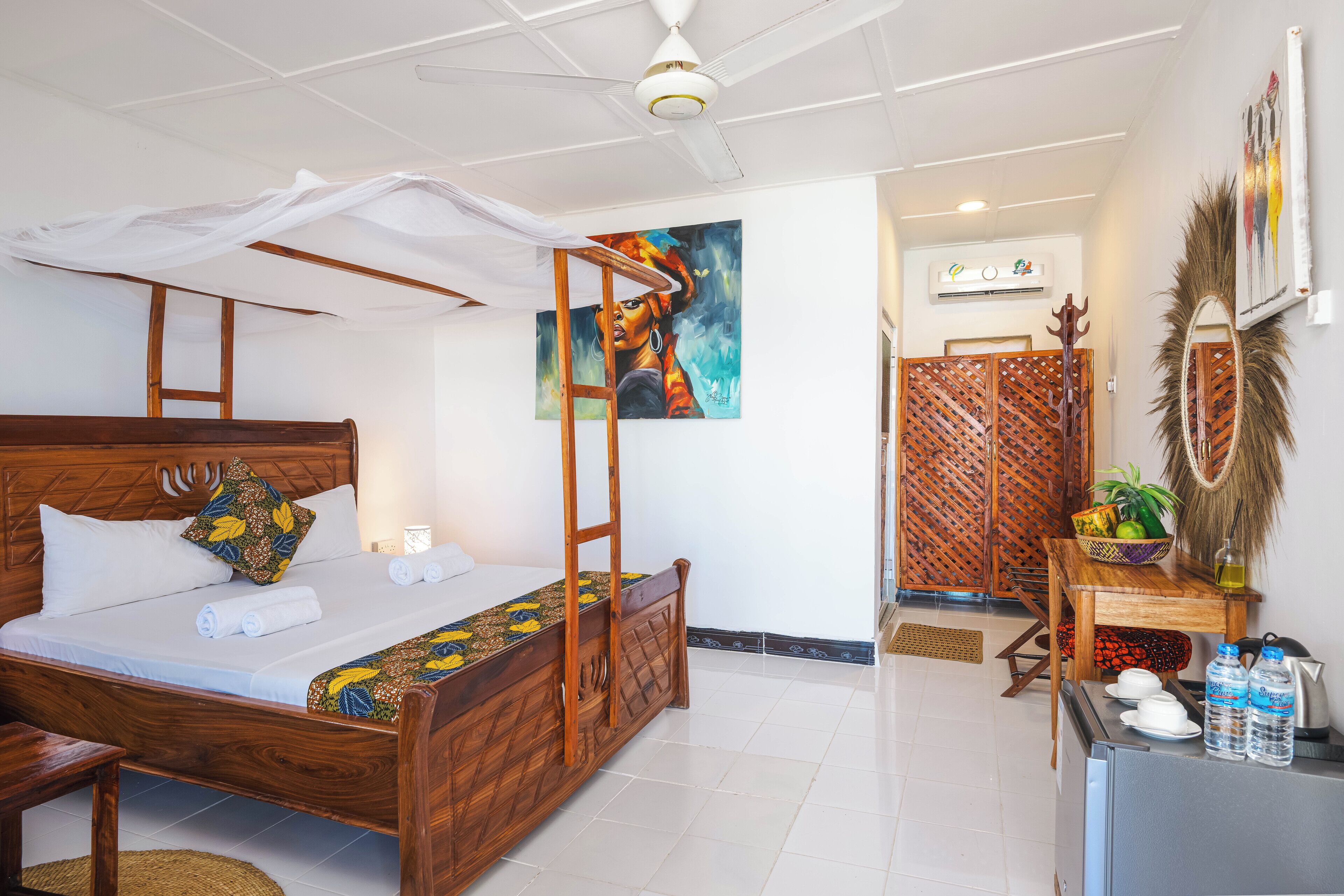 Deluxe Room, Ocean View | Minibar, in-room safe, desk, iron/ironing board